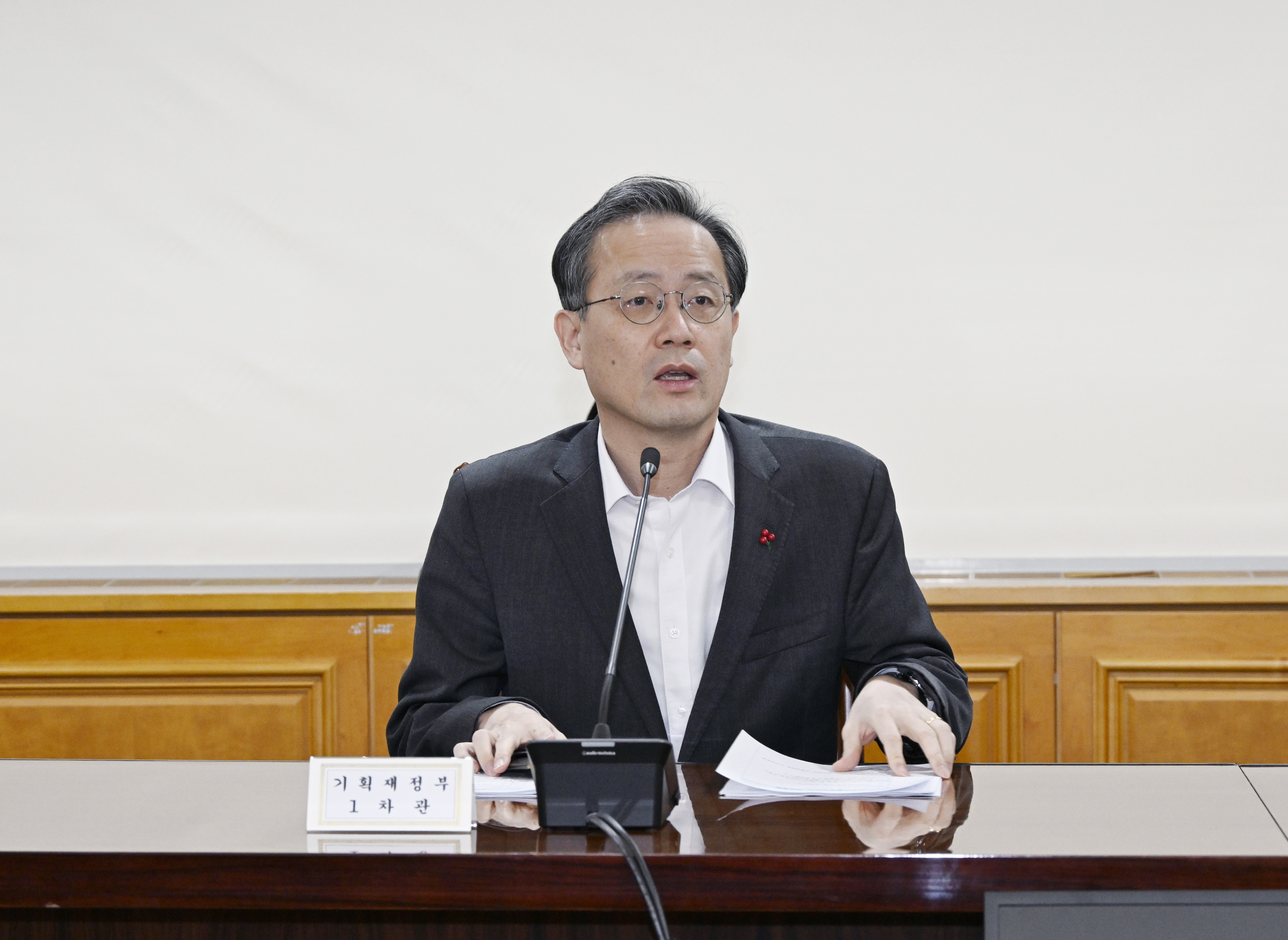 이형일 기획재정부 차관이 5일 서울 중구 은행회관에서 열린 '시장상황점검회의'를 주재하고 있다.