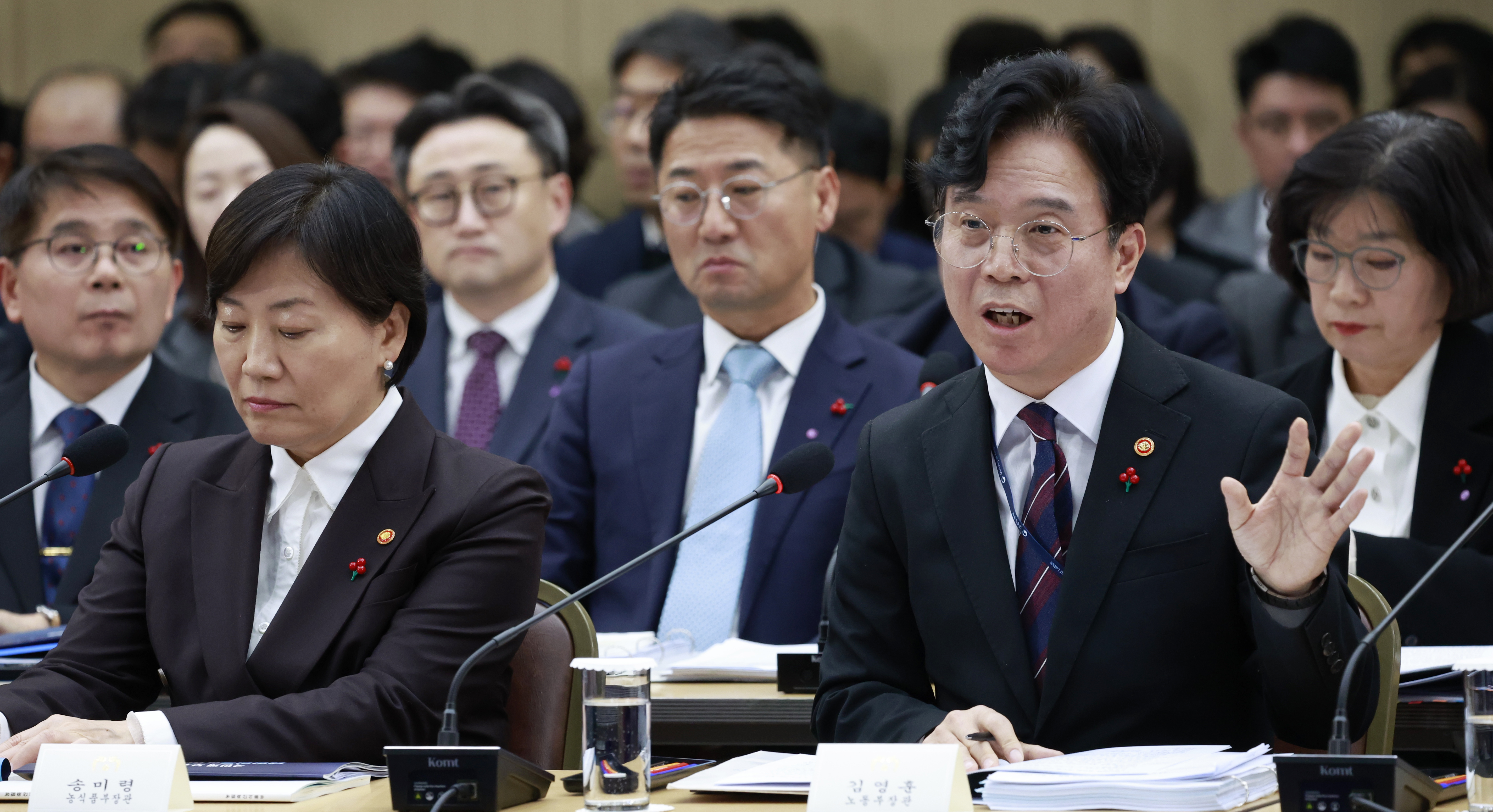 김영훈 노동부 장관이 11일 세종시 정부세종컨벤션센터에서 열린 농림축산식품부(농촌진흥청·산림청)-고용노동부 업무보고에서 부처 업무보고를 하고 있다.