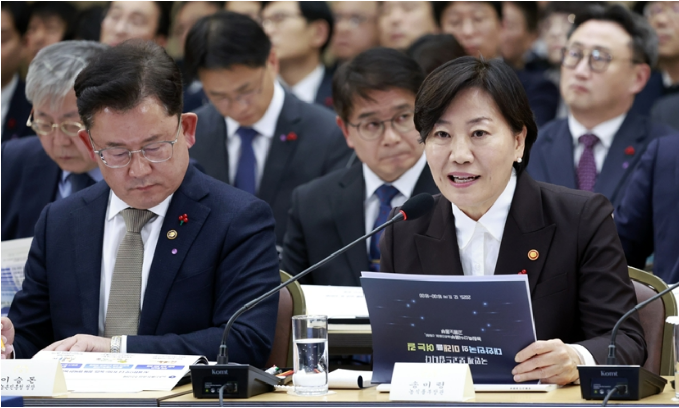 송미령 농림축산식품부 장관이 11일 세종시 정부세종컨벤션센터에서 열린 농림축산식품부(농촌진흥청·산림청)-고용노동부 업무보고에서 부처 업무보고를 하고 있다.