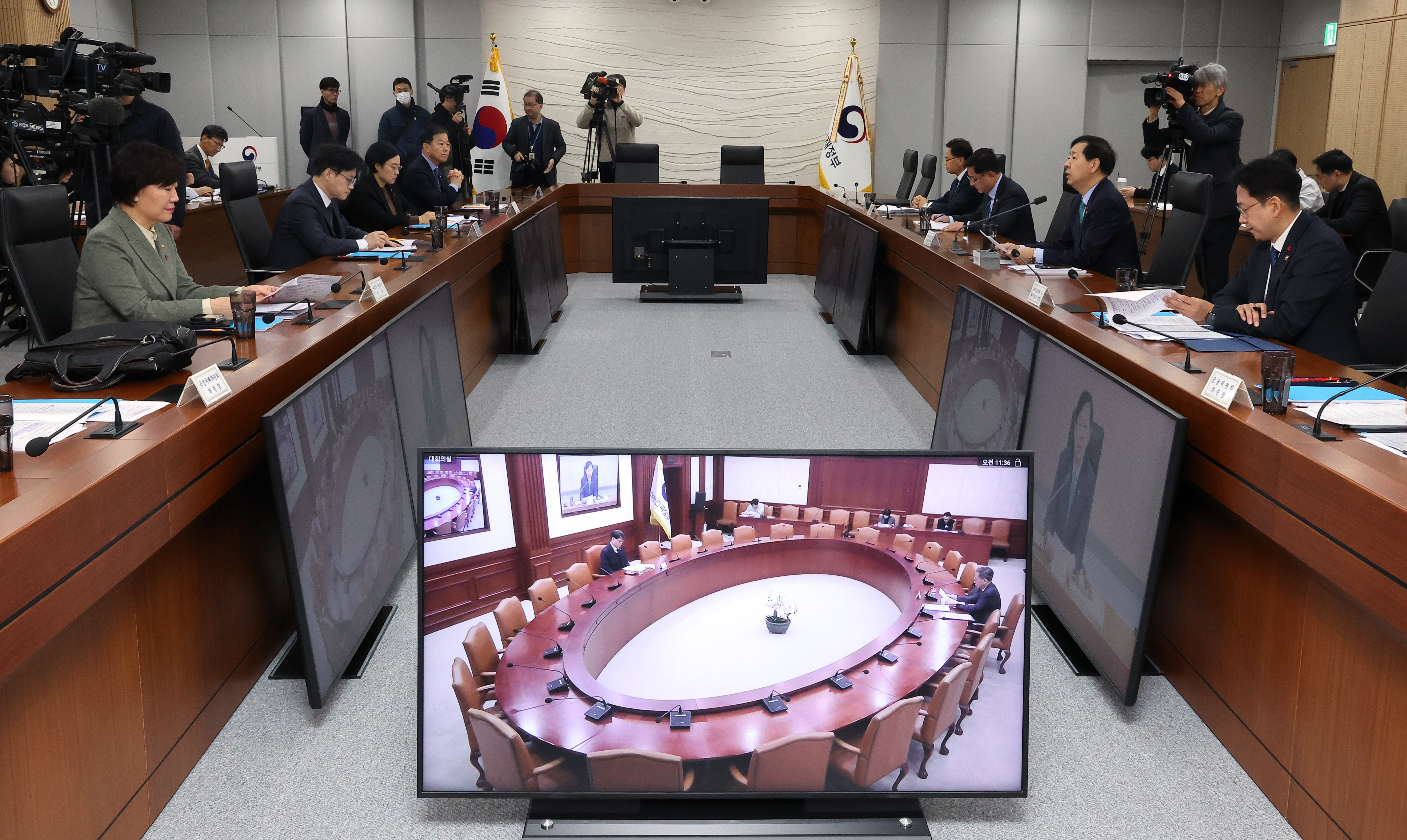 구윤철 부총리 겸 기획재정부 장관이 16일 정부세종청사 기재부 대회의실에서 열린 산업경쟁력강화 관계장관회의 겸 성장전략 TF 회의를 주재하고 있다.