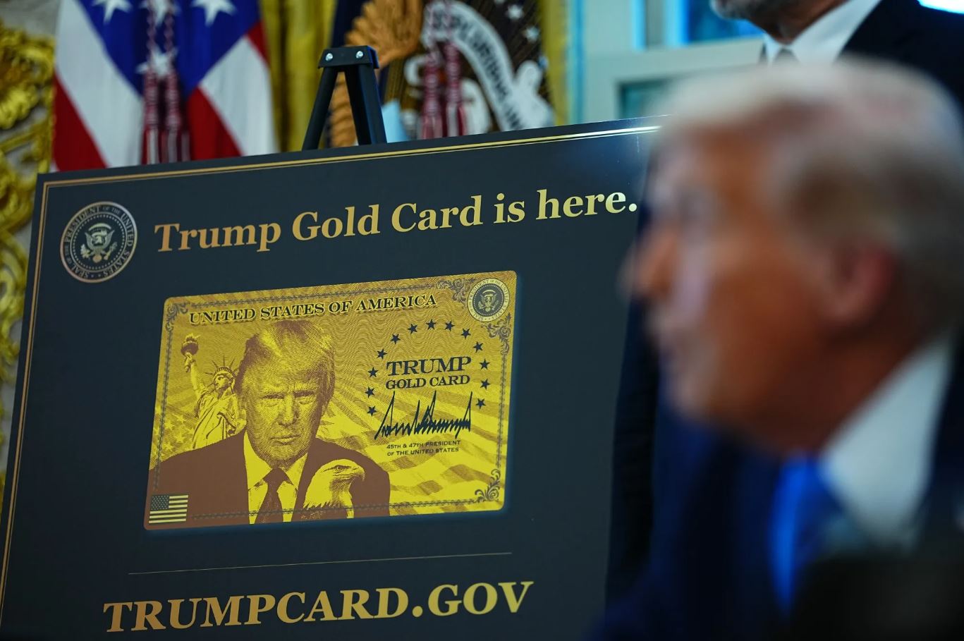 도널드 트럼프 행정부는 지난 10일부터 인당 100만 달러, 기업은 직원 상대로 200만 달러를 내면 최단 기간 영주권을 부여하는 골드카드 판매를 시작했다