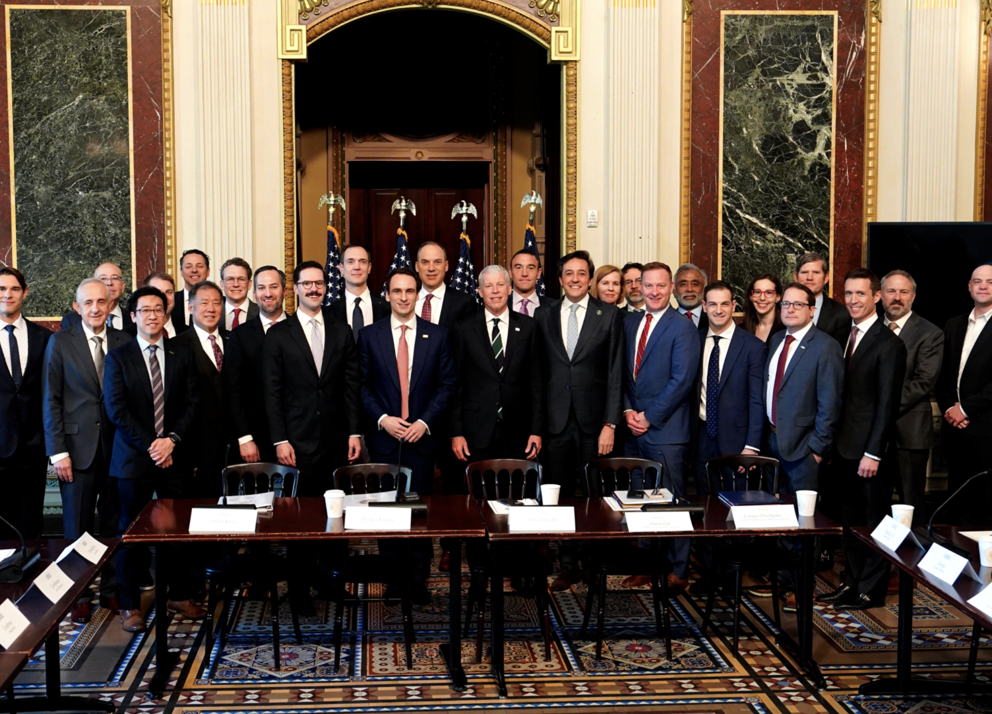 미 에너지부 주도로 24개 기술기업과 기관의 AI를 통한 과학기술 가속화 미션(제네시스 미션)이 지난 18일 출범했다.