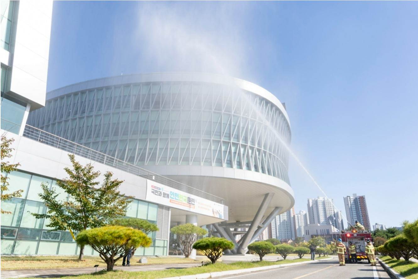 올해 10월 전북 완주 한국전기안전공사에서 열린 안전한국훈련에 참여한 소방차가 건물 화재 상황을 가정해 물을 뿌리고 있다.