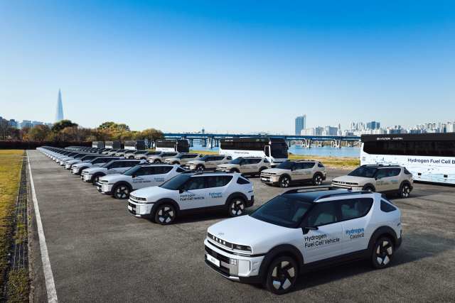 수소위원회 CEO 서밋에 지원된 현대자동차그룹의 디 올 뉴 넥쏘와 유니버스 수소전기버스 모습 (현대자동차그룹 제공)