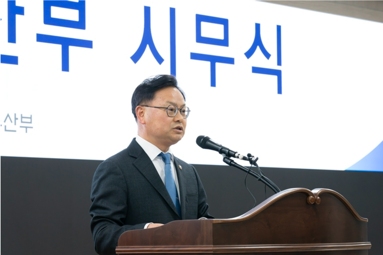 김성범 해양수산부 장관 직무대행이 5일 부산청사에서 시무식을 하고 있다.