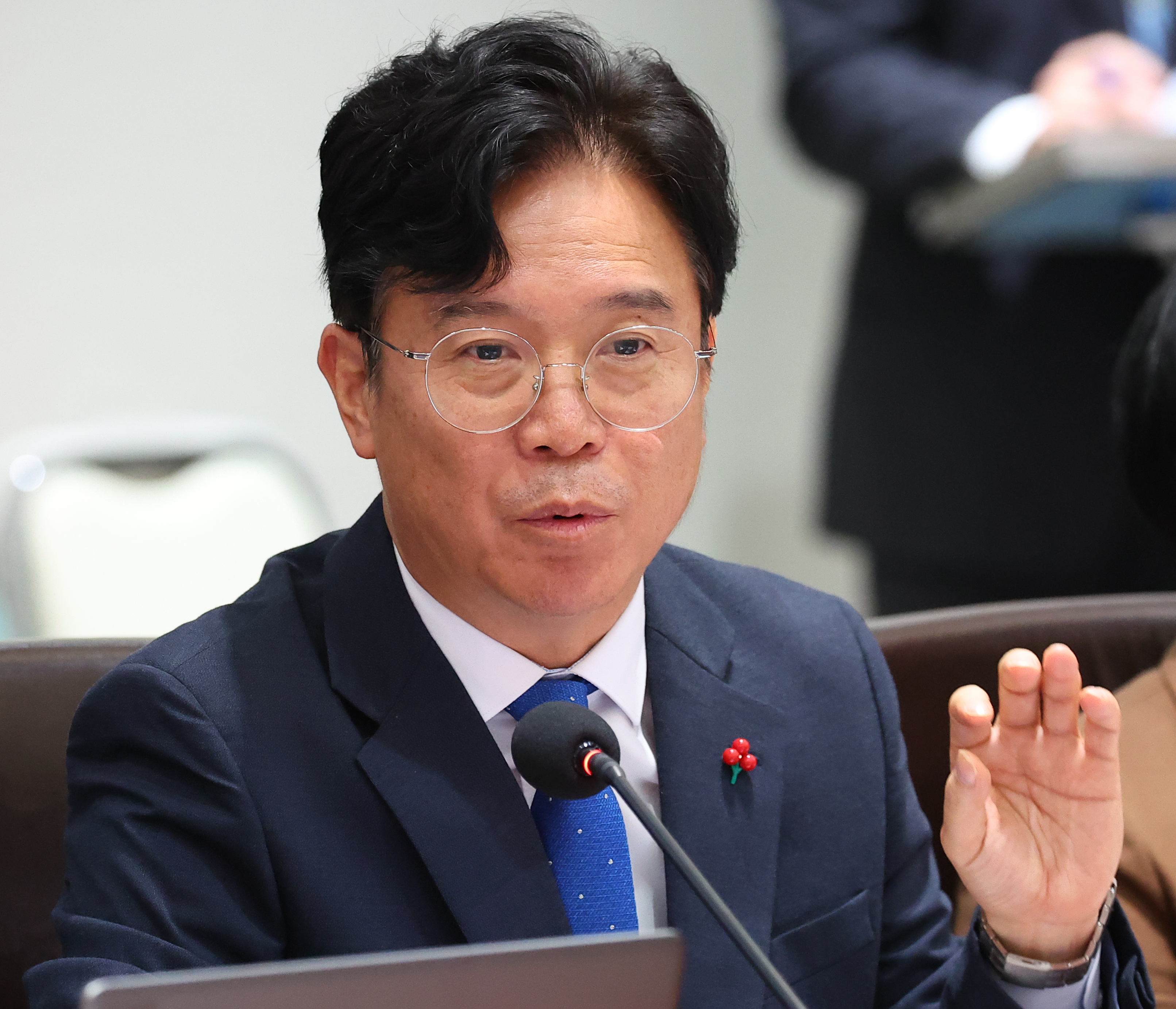 김영훈 노동부 장관이 지난달 9일 서울 용산 대통령실에서 진행된 국무회의에서 이재명 대통령의 질문에 답하고 있다.