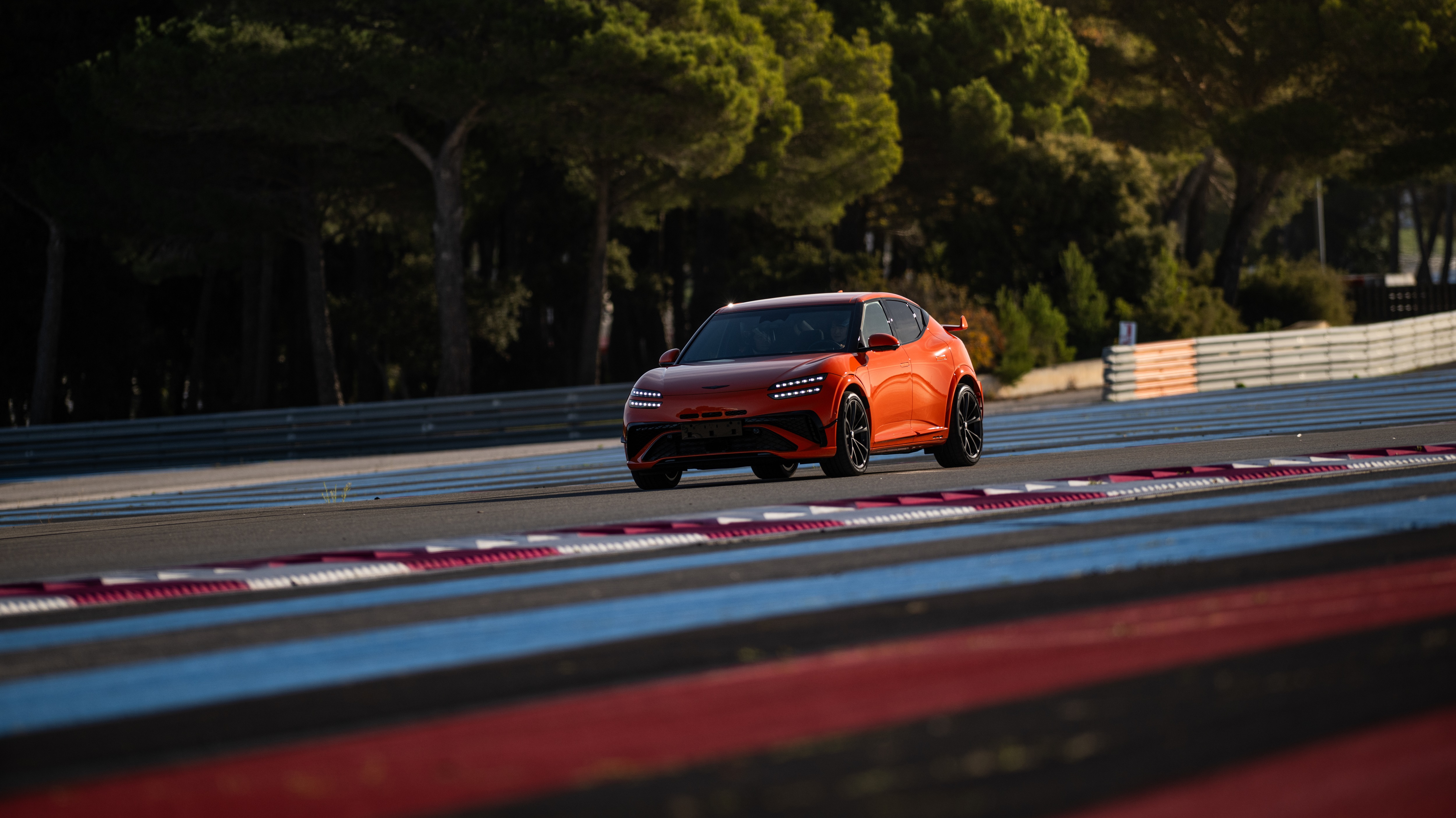 프랑스 폴 리카르 서킷을 주행 중인 GV60 마그마의 모습 (제네시스 제공)