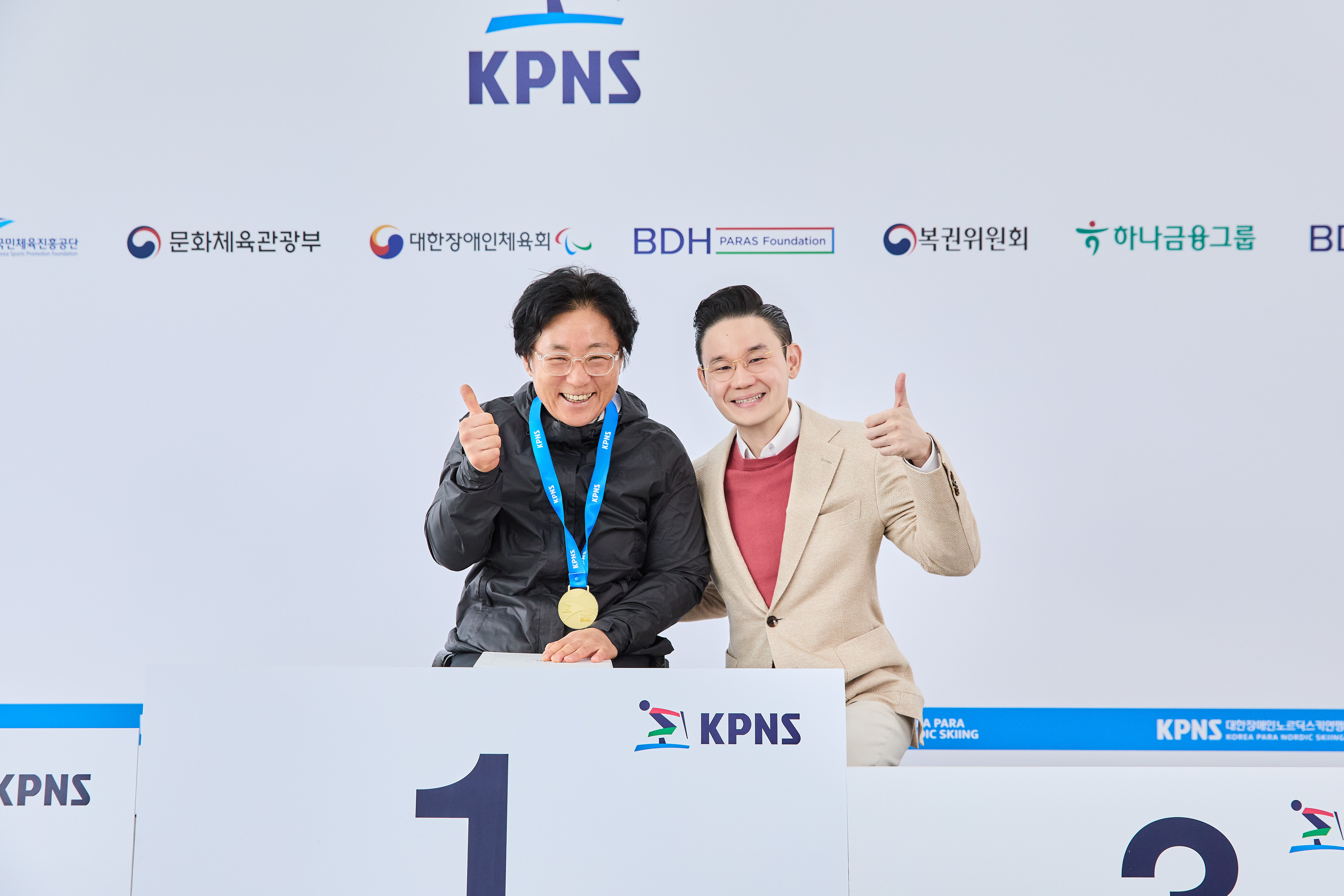 배동현 이사장(오른쪽)이 이도연 선수와 기념사진을 촬영하고 있다.