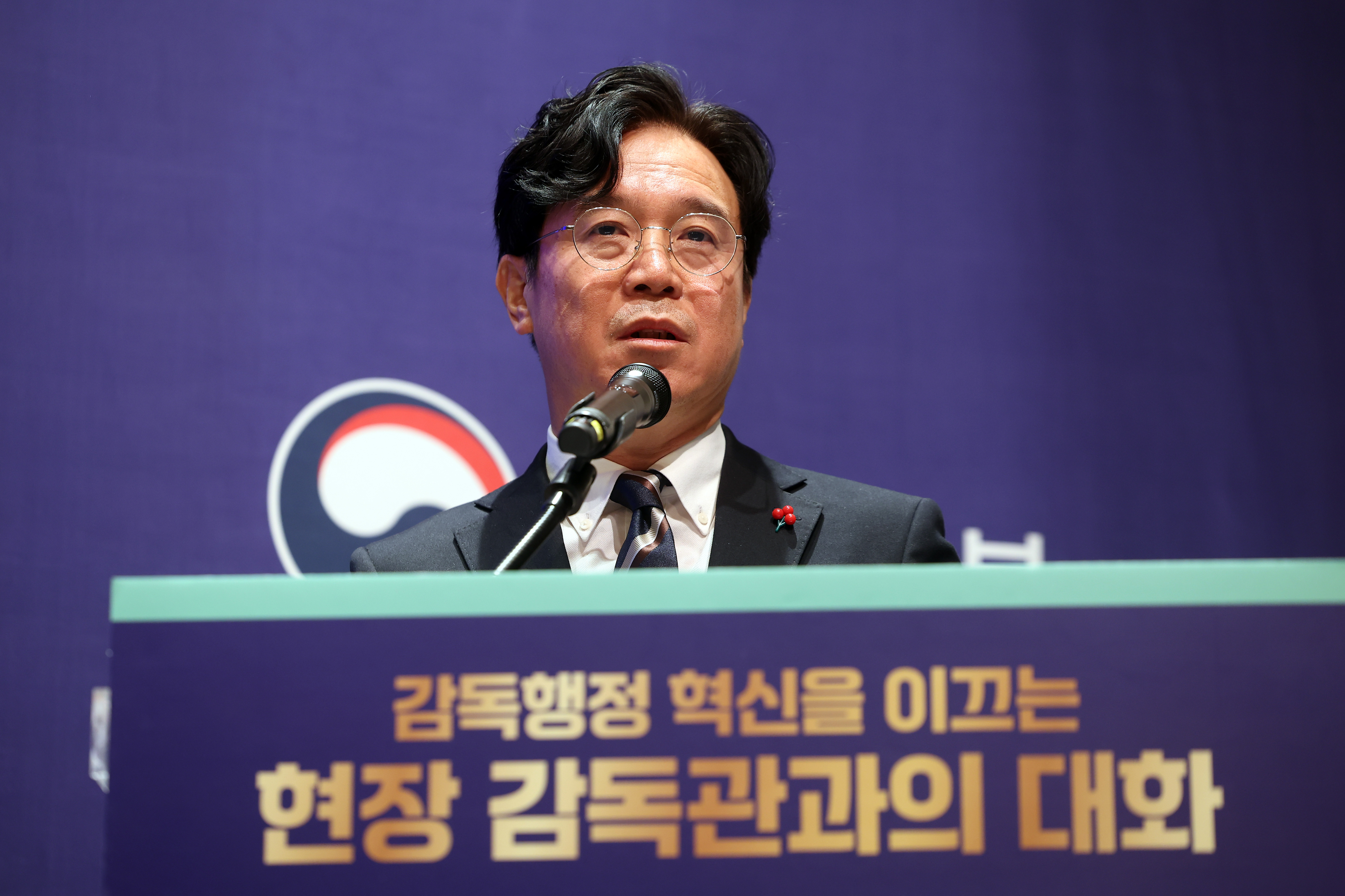 김영훈 고용노동부 장관이 지난 14일 서울 서초구 양재 엘타워에서 열린 현장 감독관과의 대화에서 특강을 하고 있다.