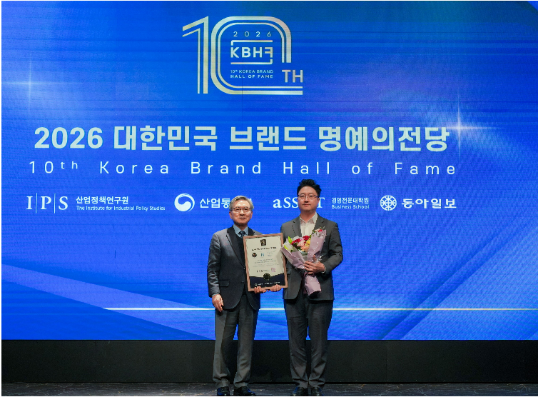 KT&G의 ‘릴(lil)’이 ‘2026 대한민국 브랜드 명예의 전당’ 궐련형 전자담배 부문 우수 브랜드로 8년 연속 선정됐다. 사진은 지난 22일 김정훈 KT&G NGP사업본부 국내플랫폼팀장(오른쪽)이 표정호 서울과학종합대학원대학교 부총장(왼쪽)과 기념사진 촬영을 하고 있는 모습. (사진=KT&G)