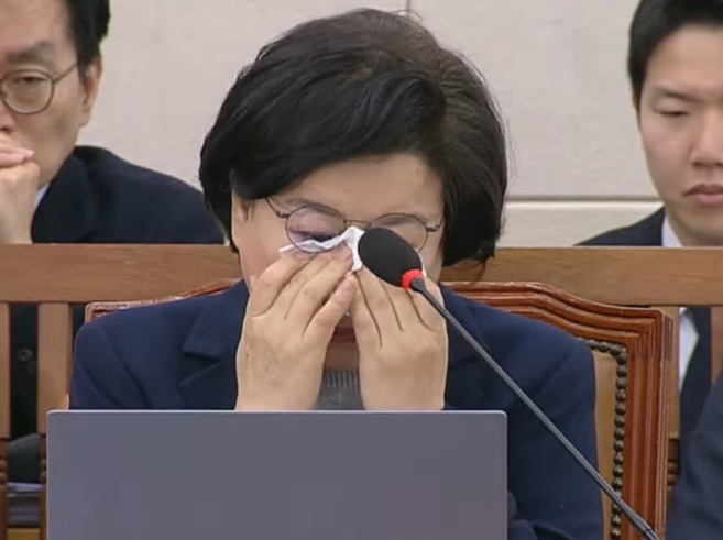 이혜훈 기획예산처 장관 후보자가 23일 국회 재정경제기획위원회에서 열린 인사청문회에서 의원 질의에 답변하며 눈물을 닦고 있다. 사진=인사청문회 생중계 화면