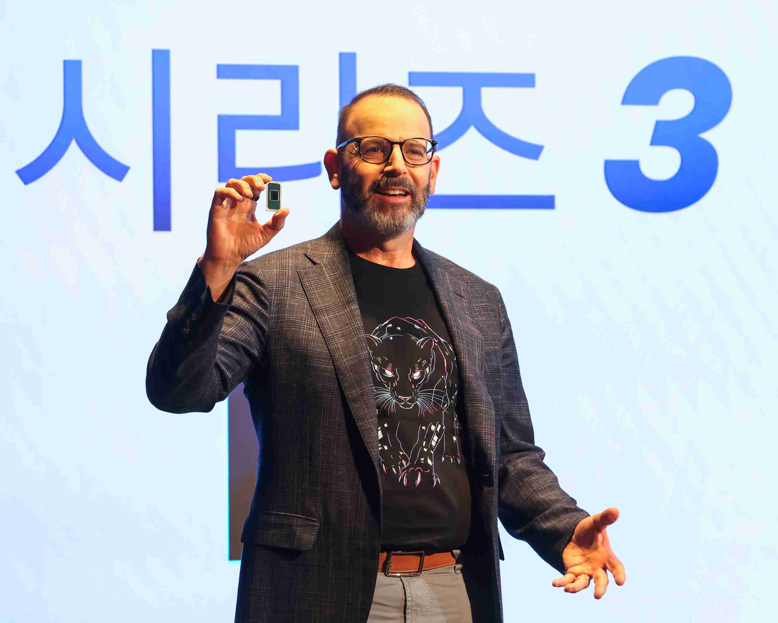 조쉬 뉴먼 인텔 컨수머 PC 부문 총괄이 28일 삼성동 웨스틴 서울 파르나스에서 열린 ‘2026 인텔 AI PC 쇼케이스 기자간담회’에서 신제품을 소개하는 모습.