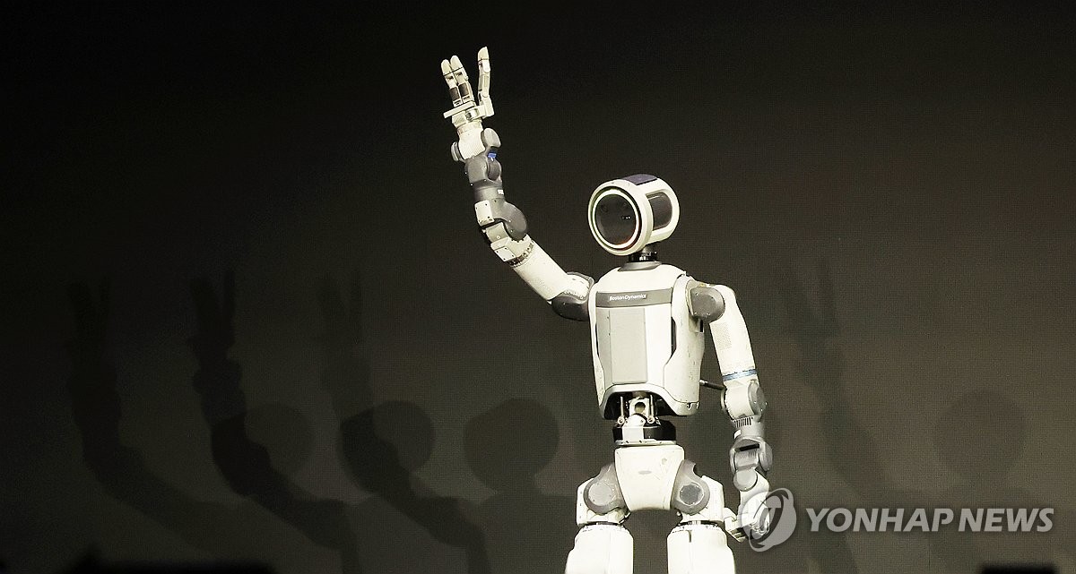 세계 최대 가전·정보기술(IT) 전시회 'CES 2026' 개막을 하루 앞둔 5일(현지시간) 미국 네바다주 라스베이거스 만달레이베이에서 열린 현대차그룹 프레스 컨퍼런스에서 차세대 전동식 아틀라스 시제품이 손인사하고 있다. 사진=연합뉴스