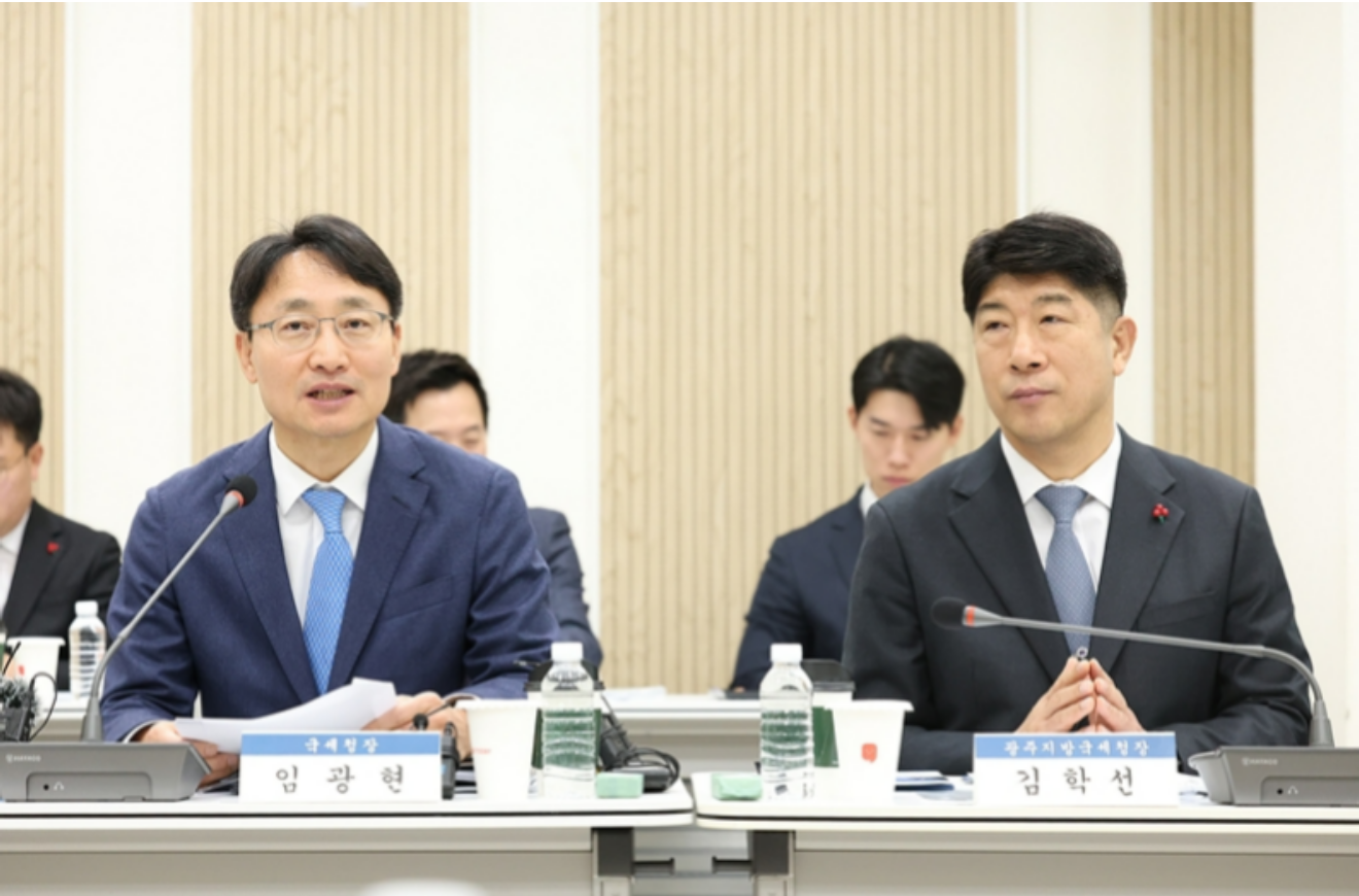 임광현 국세청장(왼쪽)이 28일 김학선 광주지방국세청장과 함께 여수에서 지역 중소기업과 간담회를 하고 있다.