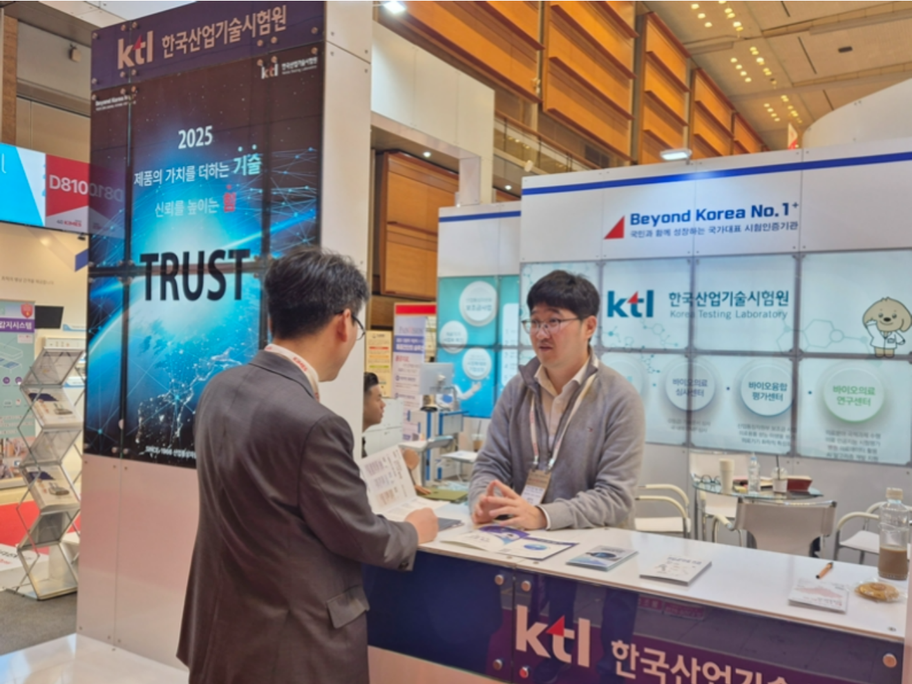 유지한 KTL 바이오융합평가센터장이 '2025 국제의료기기·병원설비전시회 (KIMES)'에 참석해 바이오의료기기 시험인증 관련 보조금 사업에 대해 설명하고 있다.