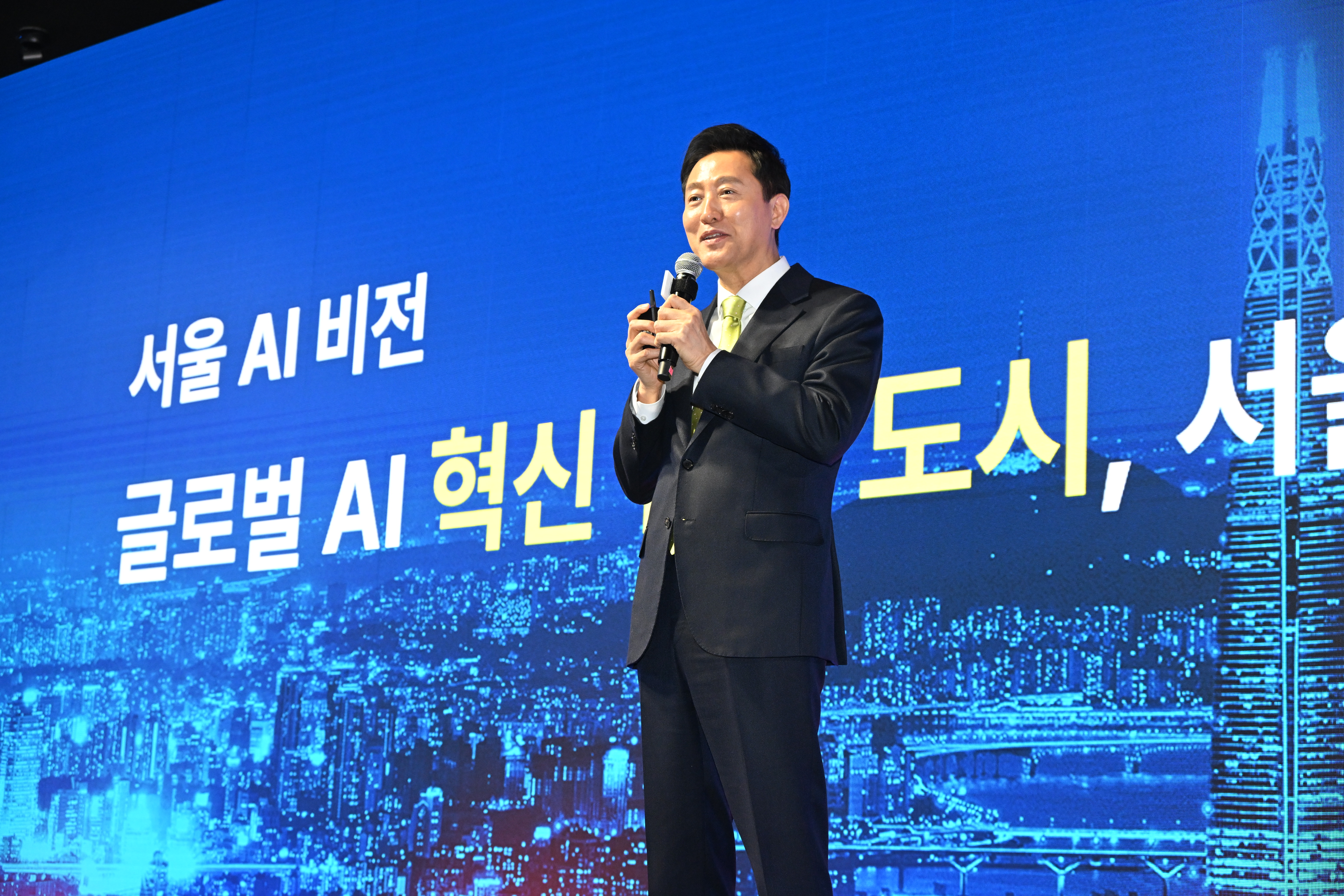 오세훈 서울시장이 2025년 3월 11일(화) 코엑스에서 개최된 ‘AI SEOUL 2025’ 행사에서 ‘글로벌 AI 혁신도시, 서울’이라는 주제로 비전 발표하고 있다. (자료 제공=서울시)