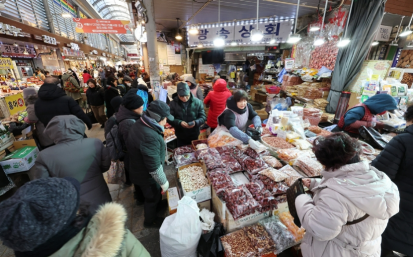 서울의 한 전통시장에서 시민들이 장을 보고 있다.