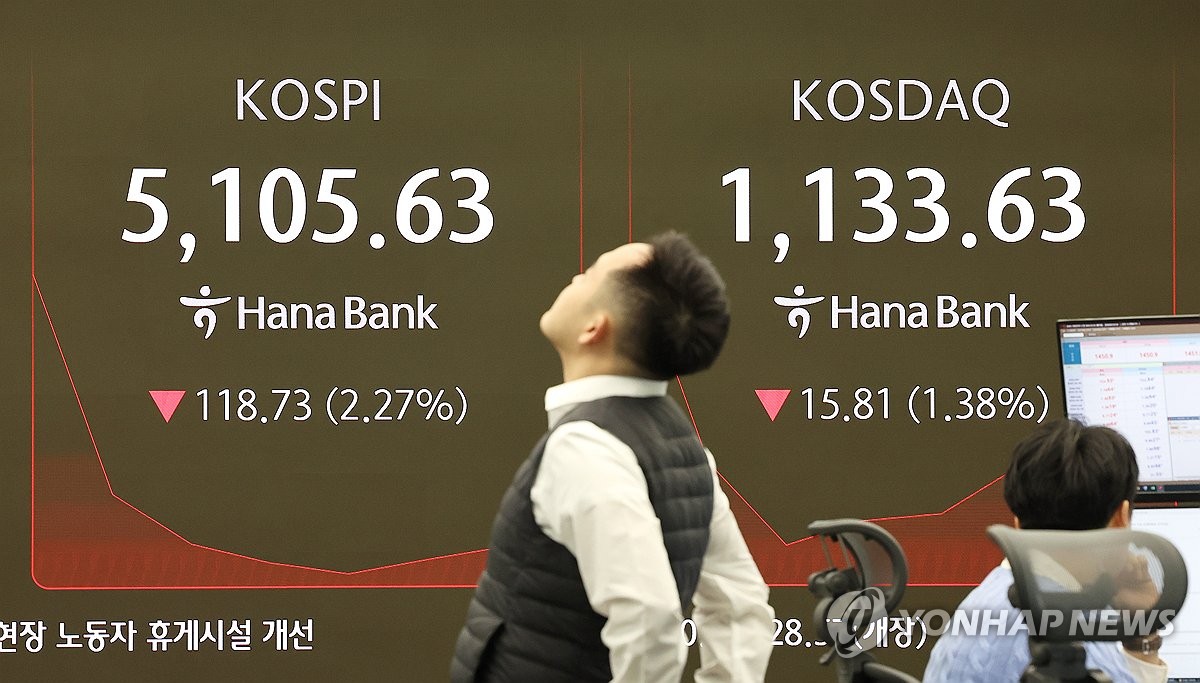 코스피가 하락 출발하며 5,100선이 깨진 2일 서울 중구 하나은행 딜링룸 현황판에 코스피와 코스닥지수가 표시되고 있다. 사진=연합뉴스