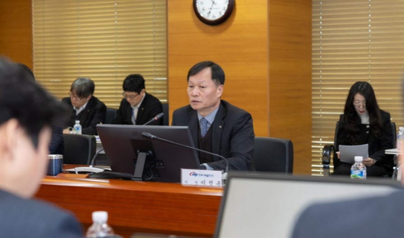 이정복 한국서부발전 사장이 2일 충남 태안 본사에서 '재생에너지 사업 추진 현황 점검회의'와 '인공지능(AI) 사업 추진 현황 점검회의'를 주재하고 있다.
