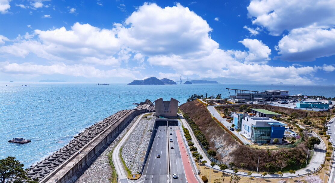 거가대로 침매터널 입구(자료 제공=대우건설)
