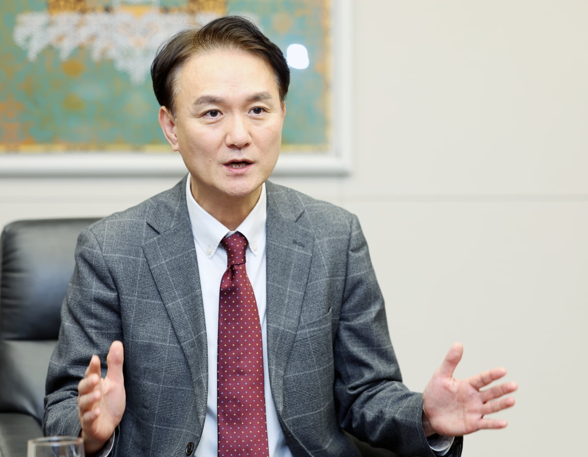 엄주성 키움증권 대표는 2일 신년사를 통해 “주식거래의 표준에서 자산관리의 표준으로 도약하자”고 말했다. 올해 상반기부터 퇴직연금 사업자로 나서며 고객 자산관리에 필요한 상품 기반을 확보하게 된 점을 반영한 발언이다. 한경DB