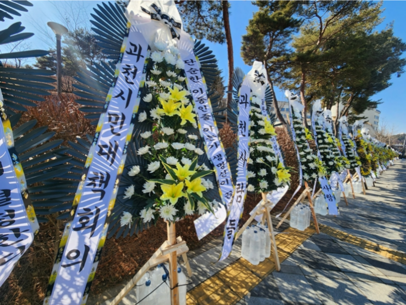 9일 정부세종청사 국토교통부 앞에 경마공원 이전 결정 철회 등을 요구하는 조화가 줄지어 서 있다.