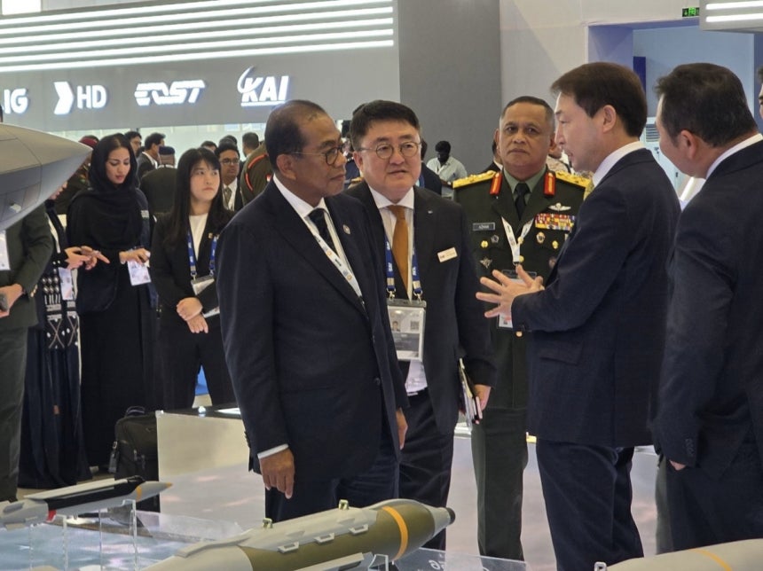 차재병 KAI(한국항공우주산업) 대표와 모하메드 칼레드 노르딘 말레이시아 국방장관이 현지 시간 지난 8일부터 오는 12일까지 사우디아라비아 리야드에서 개최된 WDS 2026 전시장 내 한국항공우주산업(KAI) 부스에서 대화하는 모습 (한국항공우주산업 제공)