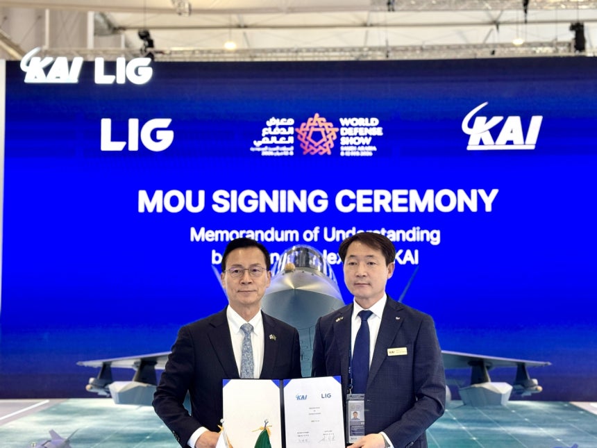 (오른쪽)차재병 한국항공우주산업 대표와 (왼쪽)신익현 LIG넥스원 대표가 현지 시간 지난 10일 사우디아라비아 리야드에서 개최된 국제 방위산업 전시회(WDS 2026) 전시장에 설치, 운영 중인 양사 공동 부스에서 ‘항공 무장 사업 협력 업무협약(MOU)’을 맺고 기념 사진을 촬영하는 모습 (한국항공우주산업 제공)