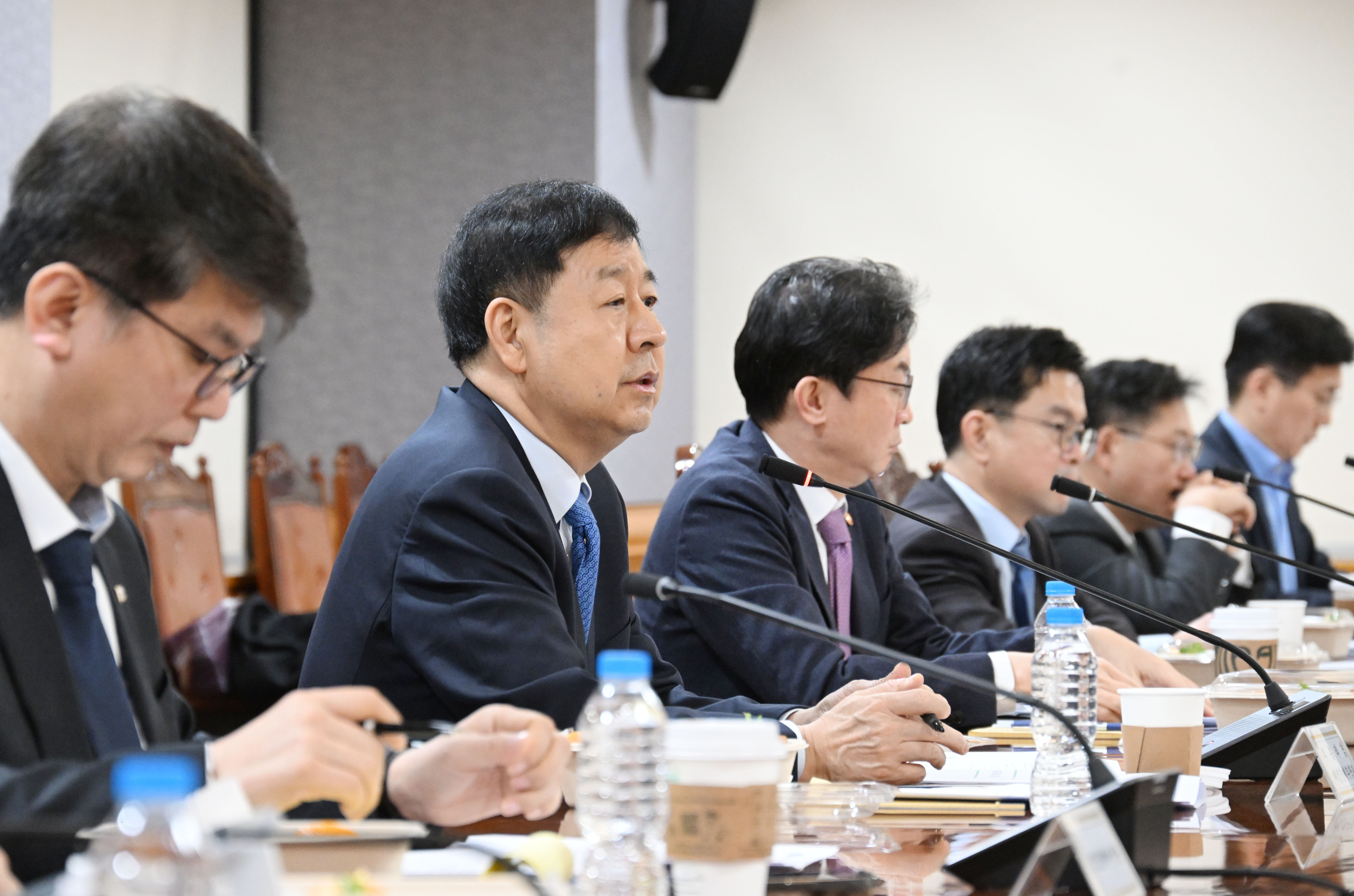 구윤철 부총리 겸 재정경제부 장관이 13일 서울 중구 은행연합회에서 열린 시장상황 점검회의를 주재하고 있다.