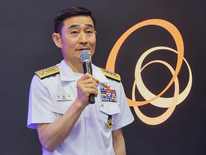 지난해 개최된 MADEX 2025 당시 한화그룹 부스를 방문한 양용모 당시 해군참모총장의 모습