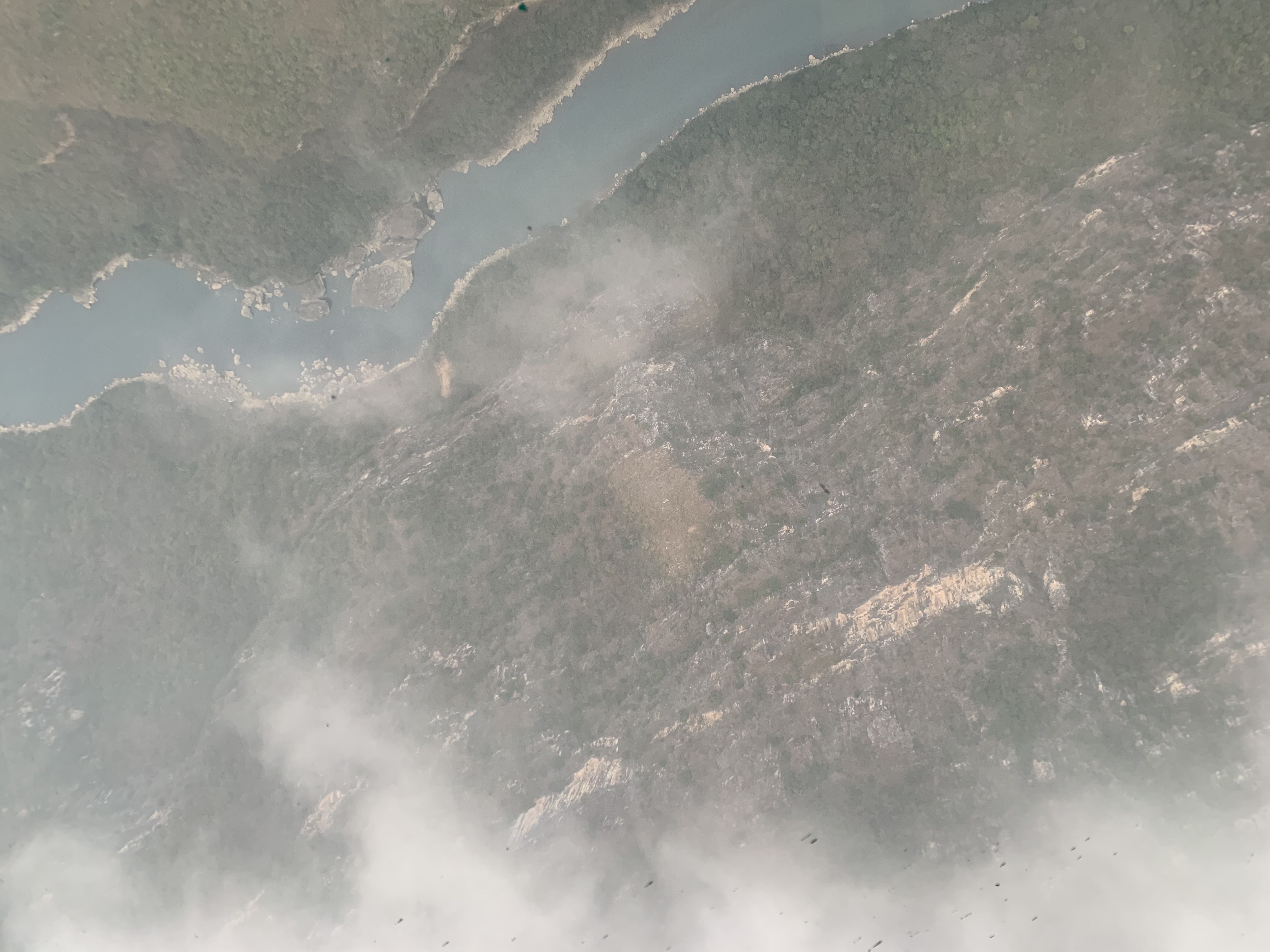 투명 강화유리를 통해 내려다 본 협곡의 모습. 강화유리 위를 걸을 수 있도록 설계된 코스는 협곡대교의 자랑이 됐다. 