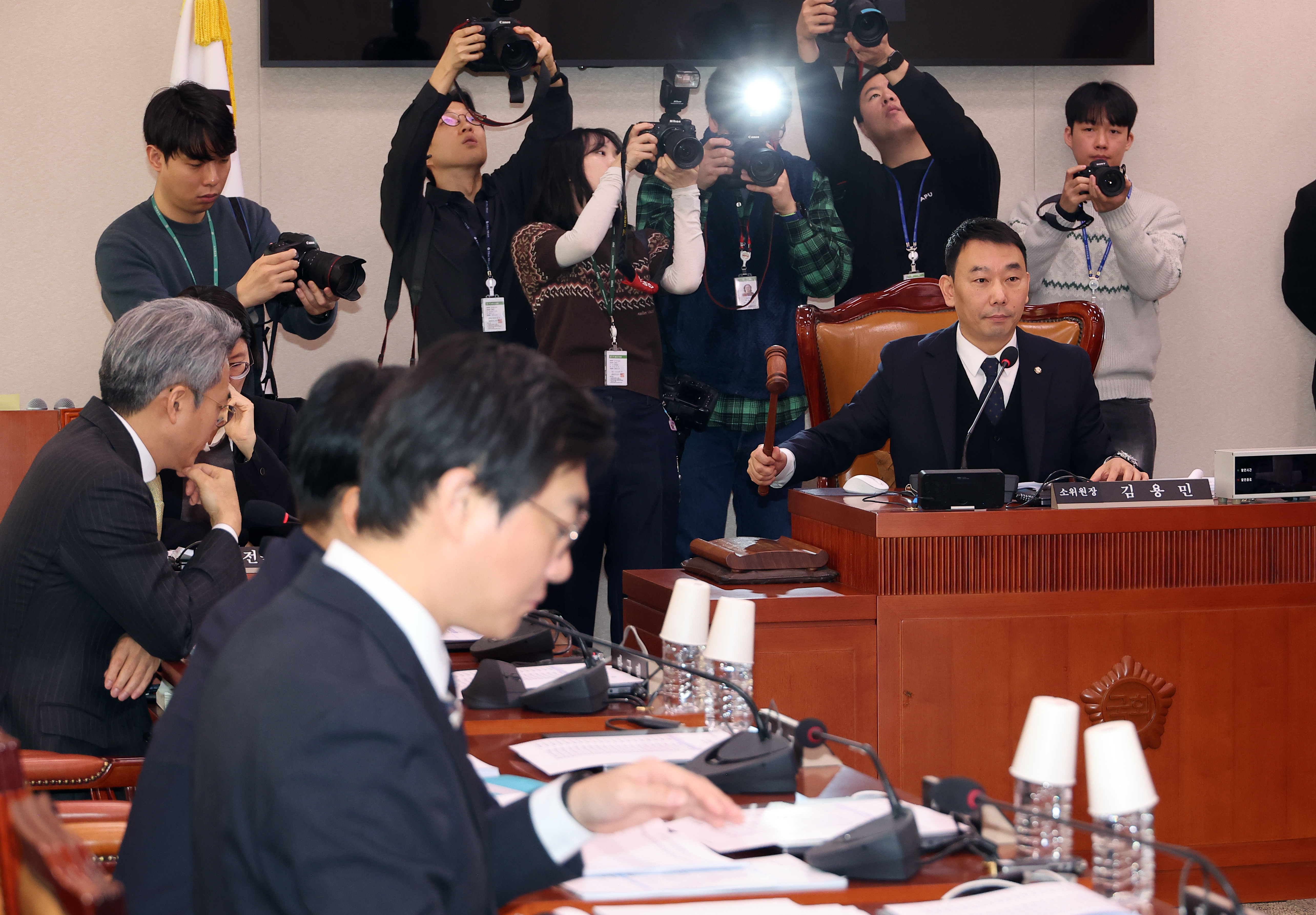 국회 법제사법위원회 김용민 법안심사제1소위위원장이 20일 국회에서 사면법 개정안 심사를 위한 소위 개의를 알리고 있다. 사진=연합뉴스