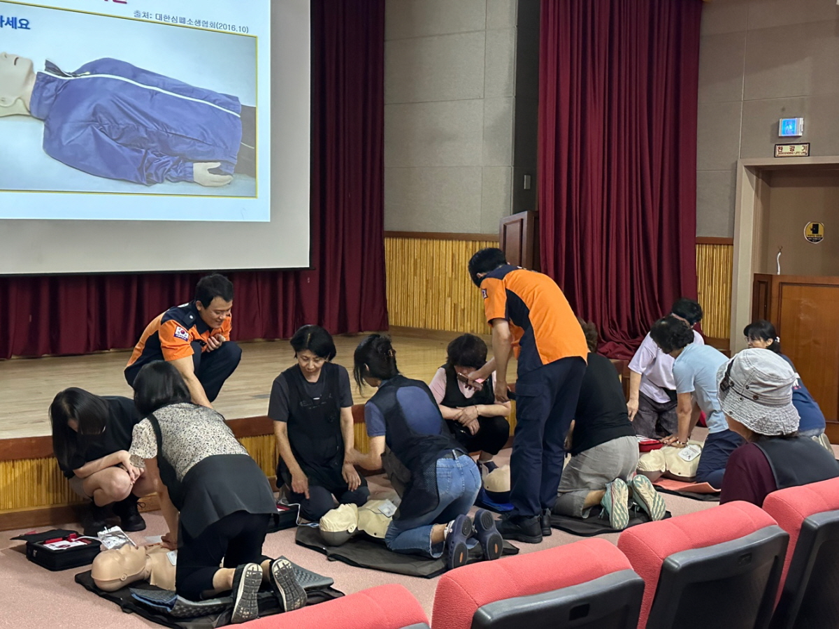 시민을 대상으로 심폐소생술(CPR) 교육을 진행하고 있다. 사진제공=고양특례시