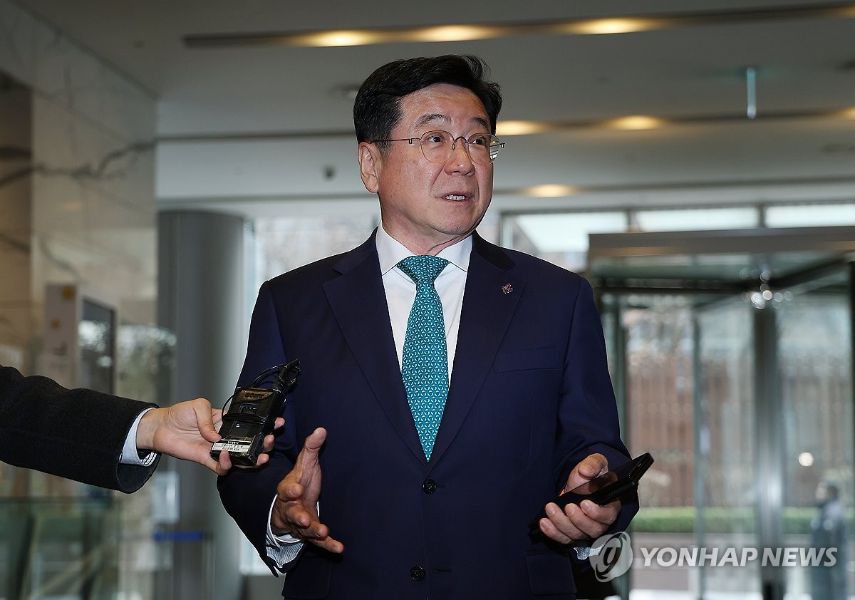 이찬희 삼성 준법감시위원장이 24일 서울 서초구 삼성생명 서초사옥에서 열린 4기 준감위 회의에 참석하며 취재진 질문에 답하는 모습. (사진=연합뉴스)