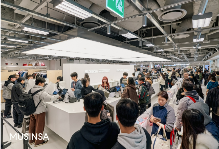 무신사 메가스토어 용산에서 쇼핑 중인 사람들 모습. (사진=무신사)