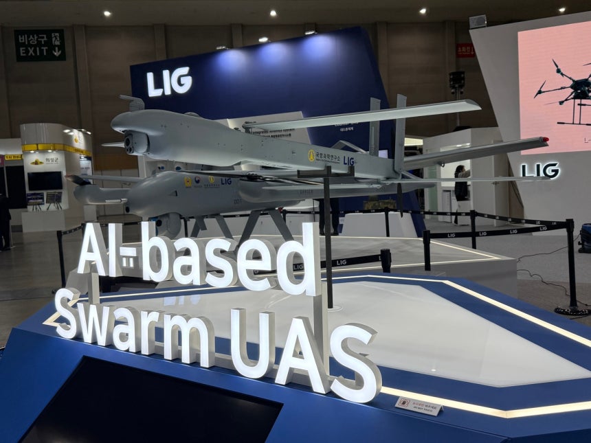 LIG넥스원의 인공지능(AI) 기반 군집 무인기 (LIG넥스원 제공)