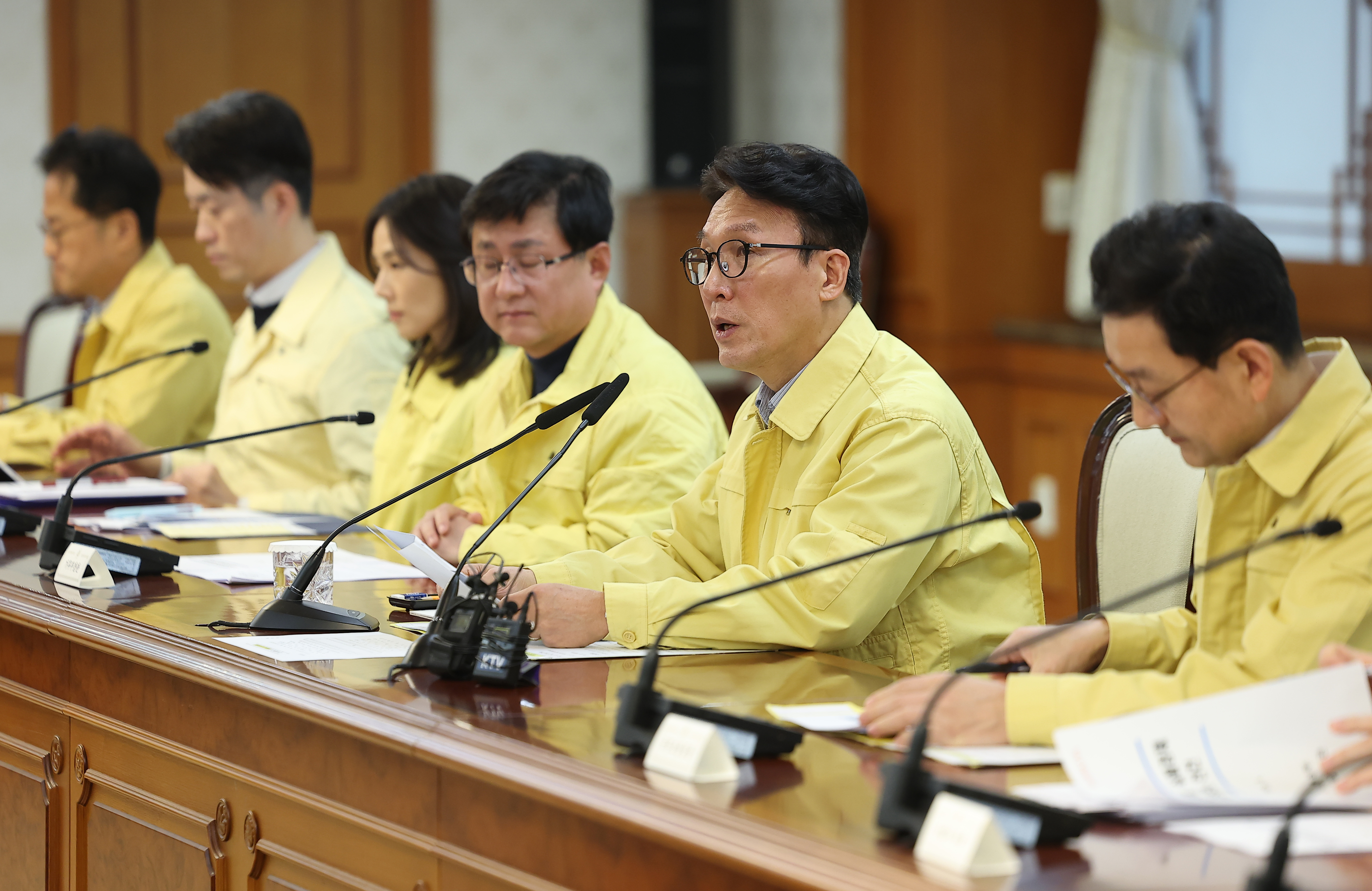 김민석 국무총리가 2일 서울 종로구 정부서울청사 대회의실에서 열린 '중동 상황점검 관련 긴급 관계부처회의'에서 모두발언을 하고 있다.