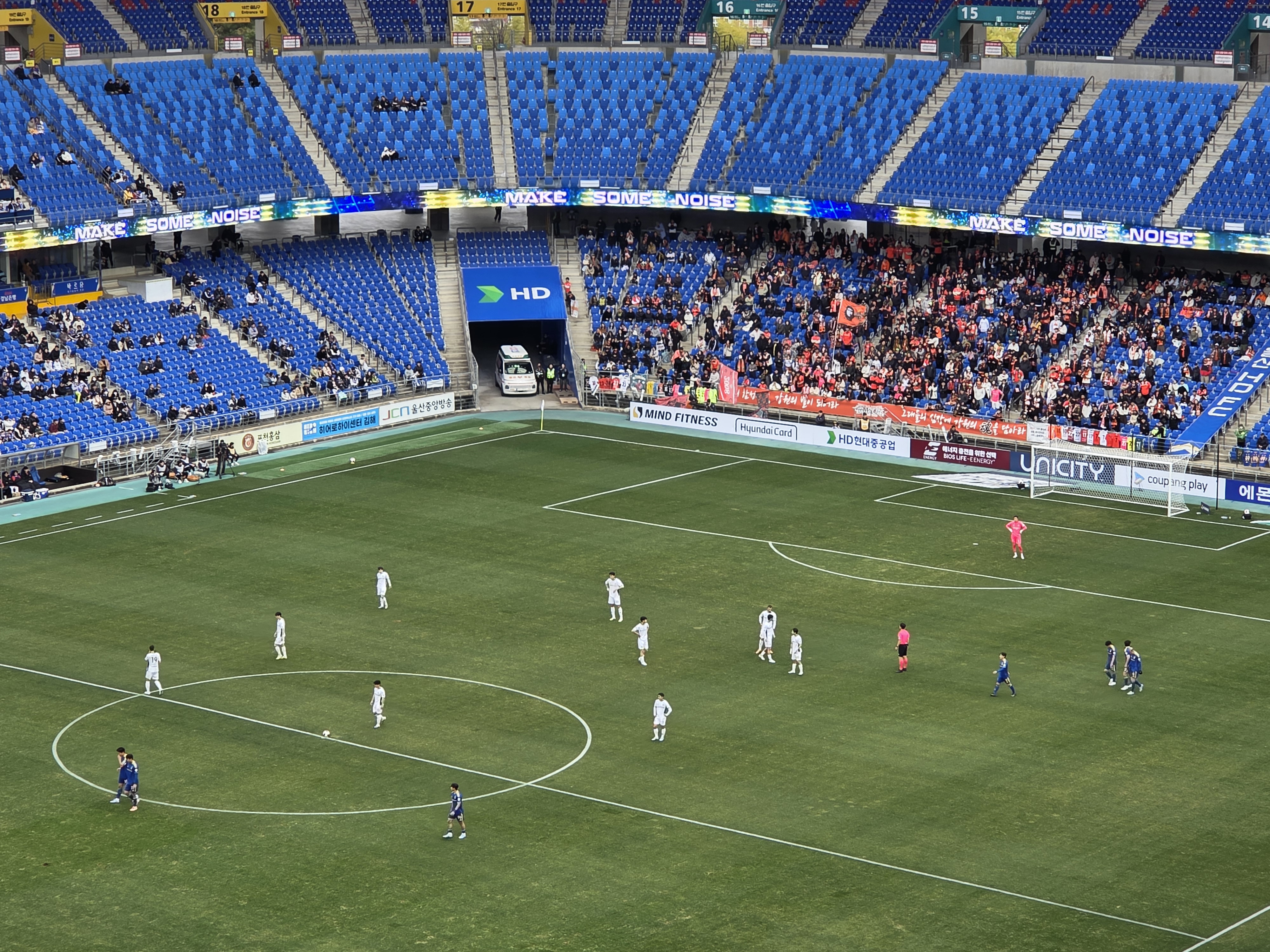 360도 LED 리본보드를 통해 실시간 점수부터 응원 유도 그래픽까지 연출 가능하다. 사진제공=아이딘컴