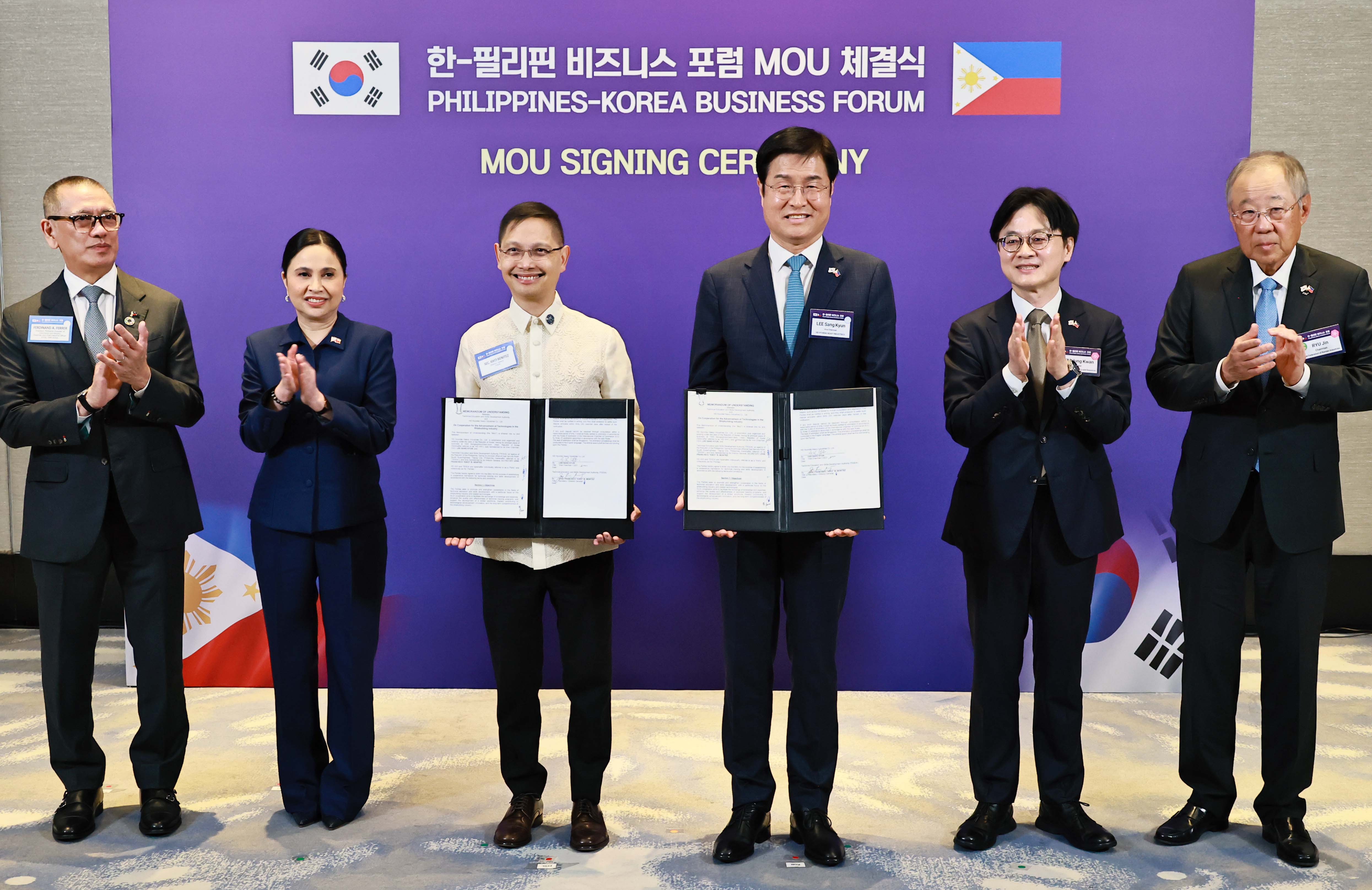 김정관 산업통상부 장관과 크리스티나 로케 필리핀 통상산업부 장관이 4일(현지시간) 필리핀 마닐라 콘래드호텔에서 열린 한-필리핀 비즈니스 포럼 계기에 원전·조선·소비재 등 7건에 대한 업무협약 체결식에 임석해 있다.