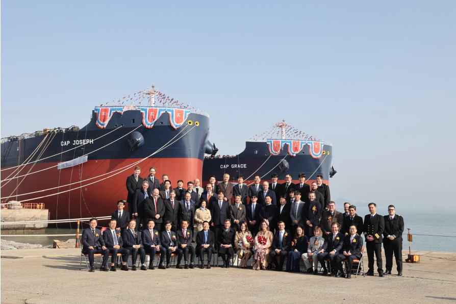 안종혁 한국수출입은행 전무(앞줄 오른쪽에서 첫 번째)와 김광호 대한조선 회장(앞줄 왼쪽에서 일곱 번째)이 5일 전남 해남 대한조선에서 열린 준대형 원유운반선 명명식에서 기념 촬영을 하고 있다.