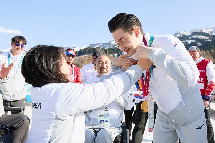 김윤지 선수가 배동현 BDH재단 이사장에게 금메달을 걸어주고 있다. / 제공=BDH재단