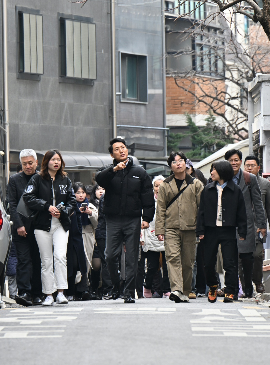 오세훈 서울시장이 9일(월) 오후 동대문구 휘경동 일대에서 청년들과 함께 전·월세 실태와 주거 환경을 점검하고 있다. (자료 제공=서울시)