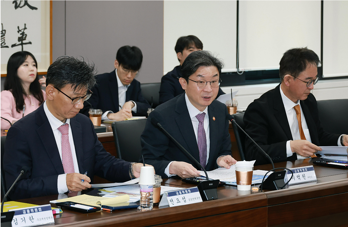 이억원 금융위원장이 11일 오전 서울 종로구 정부서울청사에서 '금융시장 리스크 점검회의'를 주재했다. (금융위 제공)