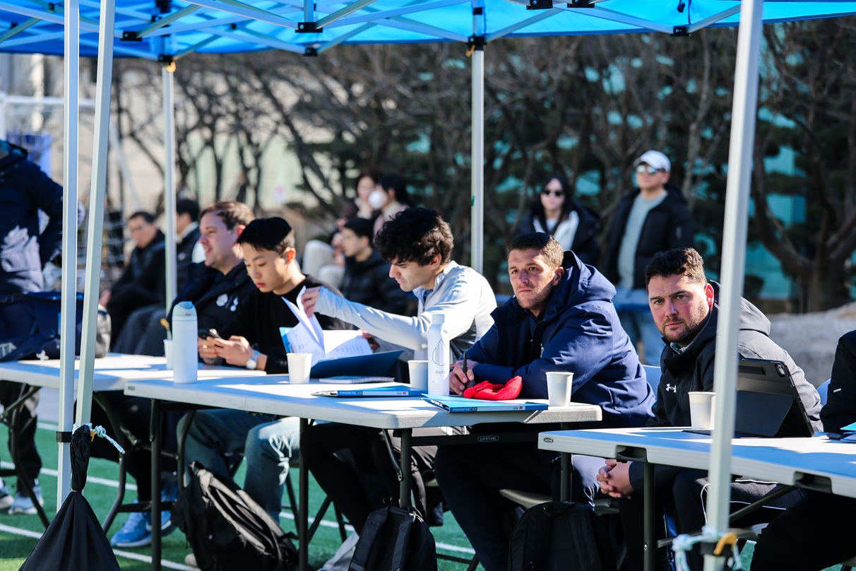 쇼케이스에 초청된 미국 대학 감독 및 코치진이 진지한 표정으로 참가 선수들의 기량을 점검하며 평가 항목을 기록하고 있다. / 제공=써밋23