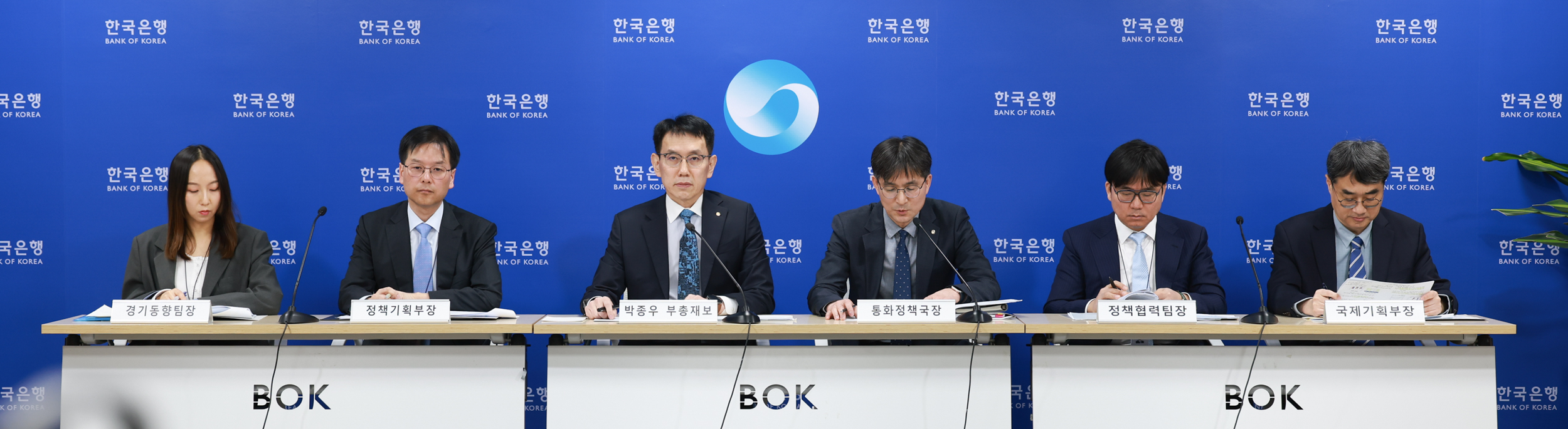 12일 오전 서울 중구 한국은행에서 열린 통화신용정책보고서(2026년 3월) 기자설명회. 사진 왼쪽부터 이지은 경기동향팀장, 김병국 정책기획부장, 박종우 부총재보, 최창호 통화정책국장, 박주하 정책협력팀장, 유재현 국제기획부장. (사진제공: 한국은행)