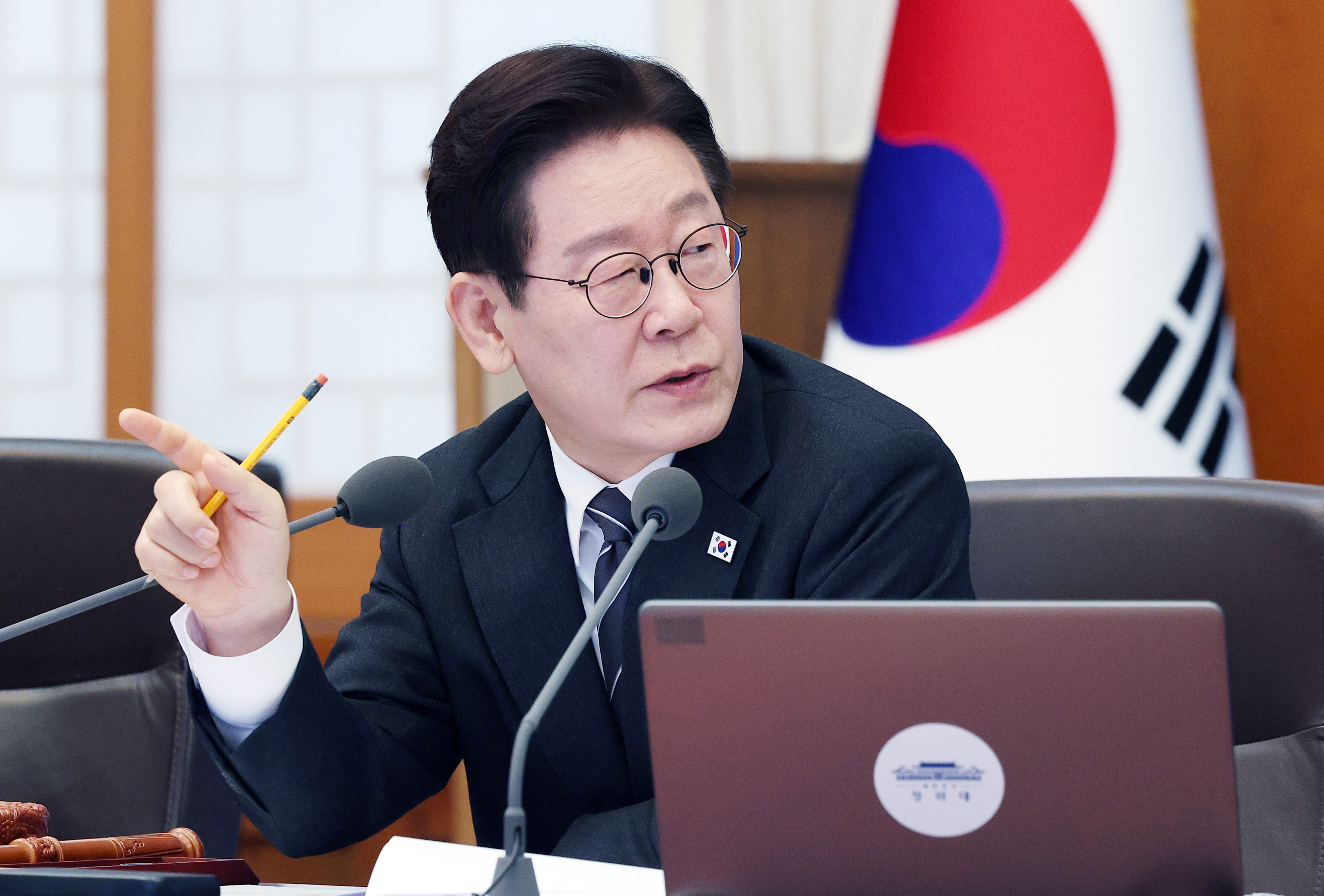 이재명 대통령이 지난 10일 청와대에서 열린 국무회의에서 구윤철 부총리 겸 재정경제부 장관의 중동 상황 관련 대응 현황 보고를 들으며 질문하고 있다. 사진=한경DB