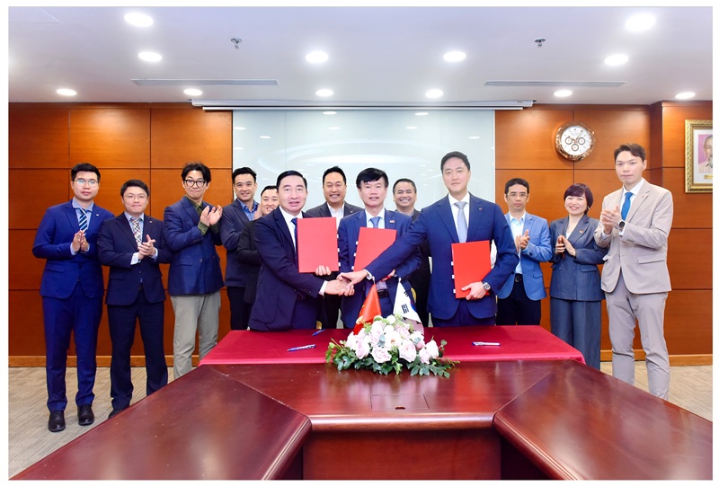 이건구 현대HT 대표이사 (중앙 우측)가 GELEXIMCO GROUP 관계자들과 양해각서 체결 후 기념촬영을 하고 있다.