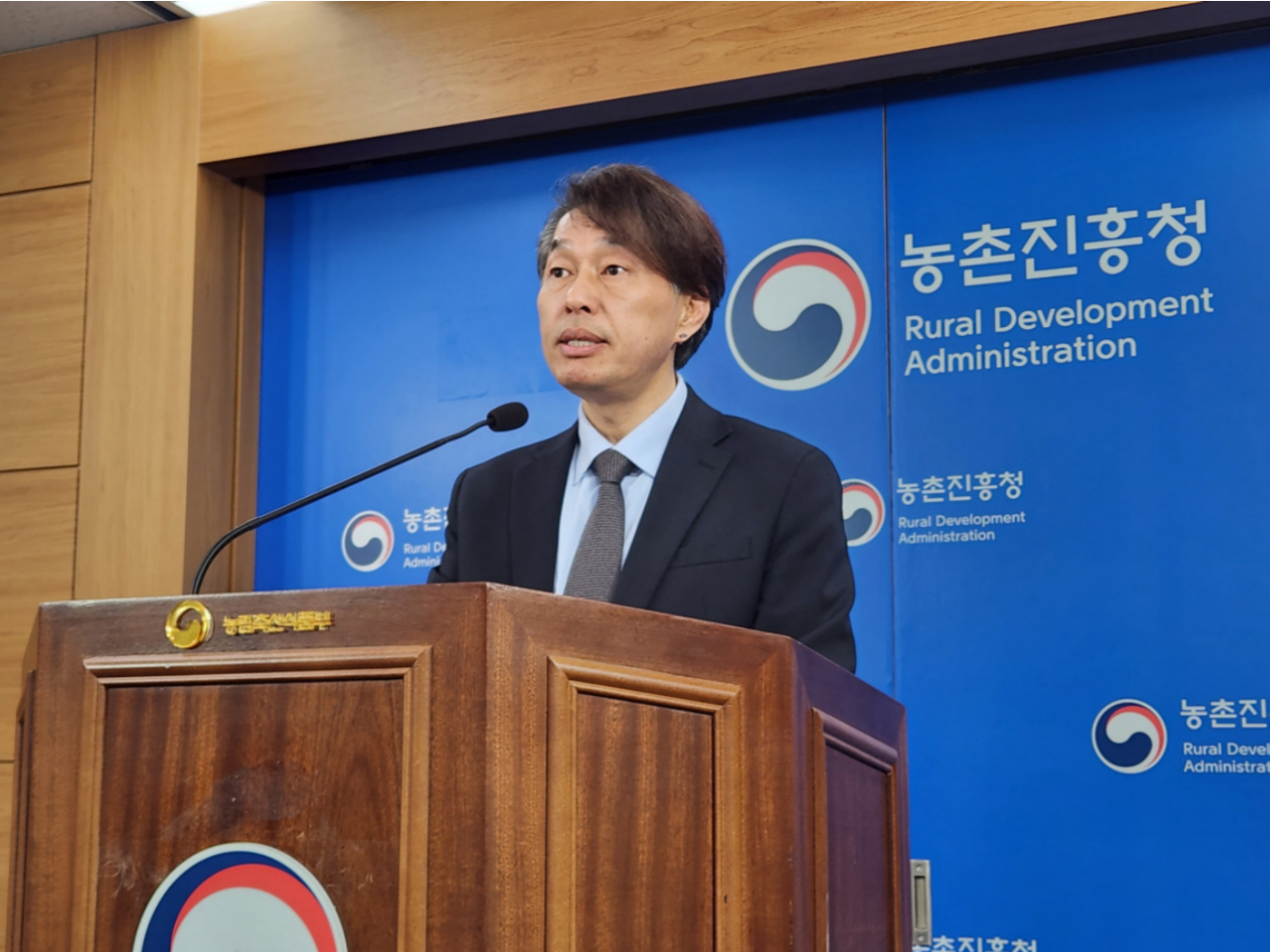 조용민 국립축산과학원장이 18일 정부세종청사에서 흑돼지 품종 '난축맛돈'의 산업화 체계에 대해 브리핑하고 있다. 