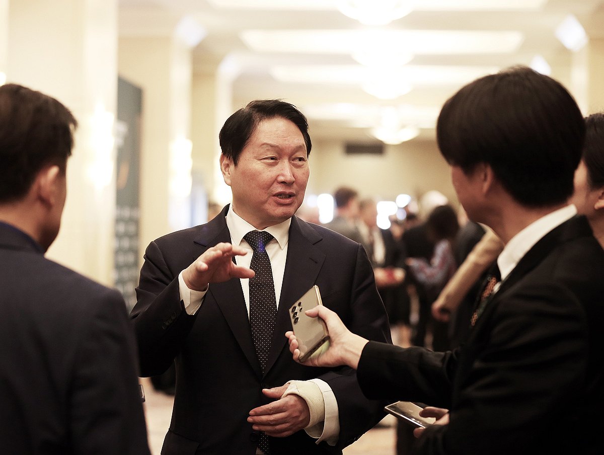 최태원 SK그룹 회장이 20일(현지시간) 워싱턴 DC에서 열린 트랜스 퍼시픽 다이얼로그(TPD) 행사에서 기자들과 만나 질문에 답하고 있다. 사진=SK