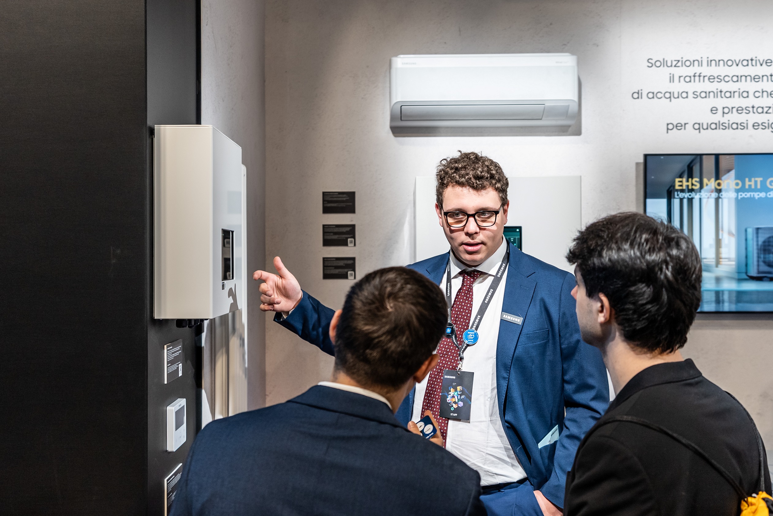 현지시간 24일부터 나흘간 이탈리아 밀라노에서 열린 'MCE 2026'에서 삼성전자 직원이 참석자들에게 수상 제품의 특장점을 소개하는 모습. (사진=삼성전자)